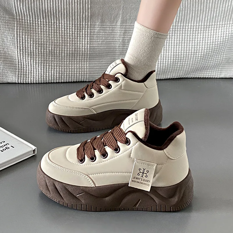 2024 Новые женские туфли для пап Плюшевые белые туфли Студенческие спортивные кроссовки на платформе с толстой подошвой Универсальные Zapatos para mujeres 0