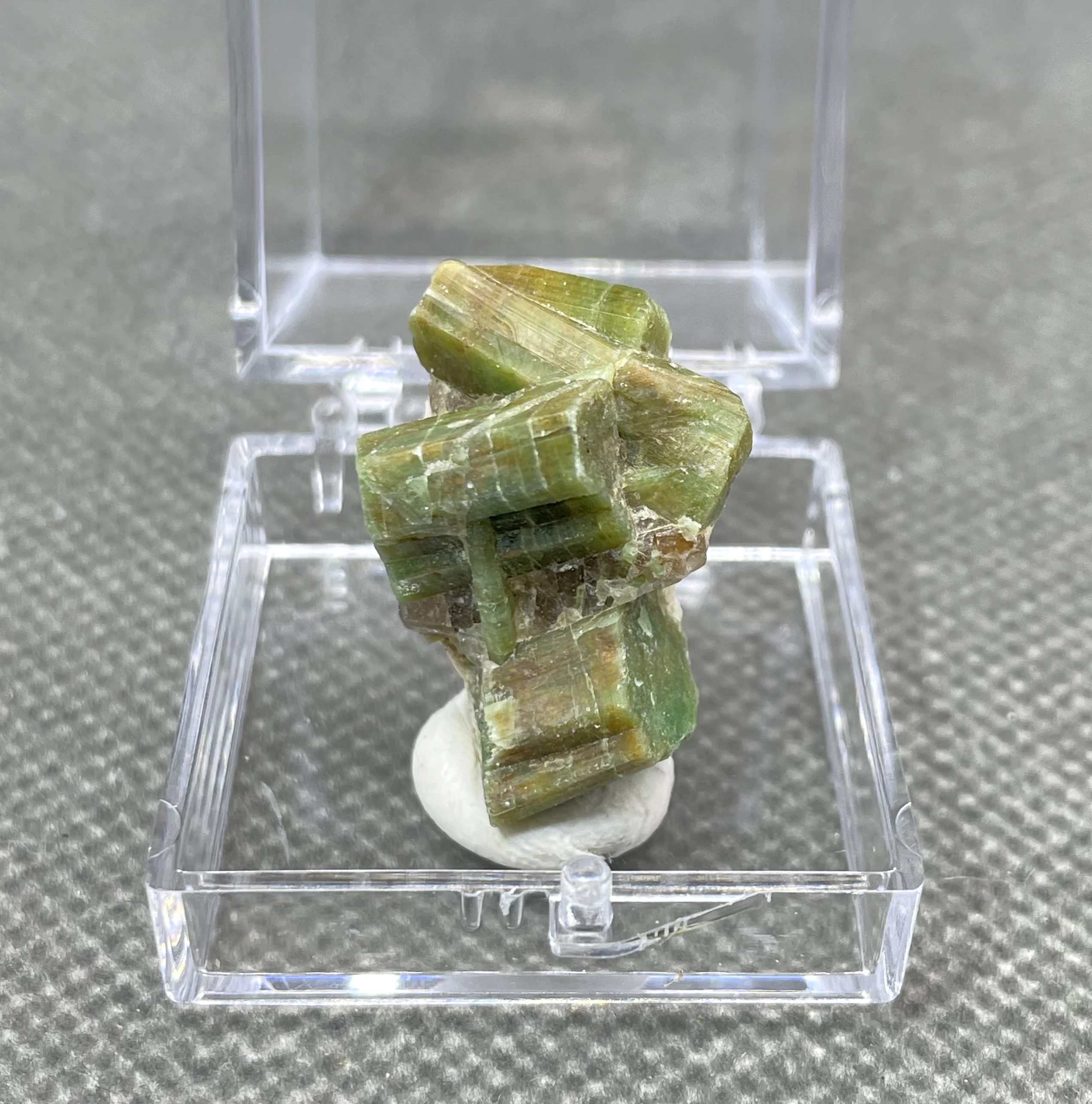 ЛУЧШИЙ! 100% натуральный зеленый изумруд минерал драгоценный камень образцы кристаллов драгоценного качества камни и кристаллы кристаллы кварца (размер коробки 3,4 см) 1