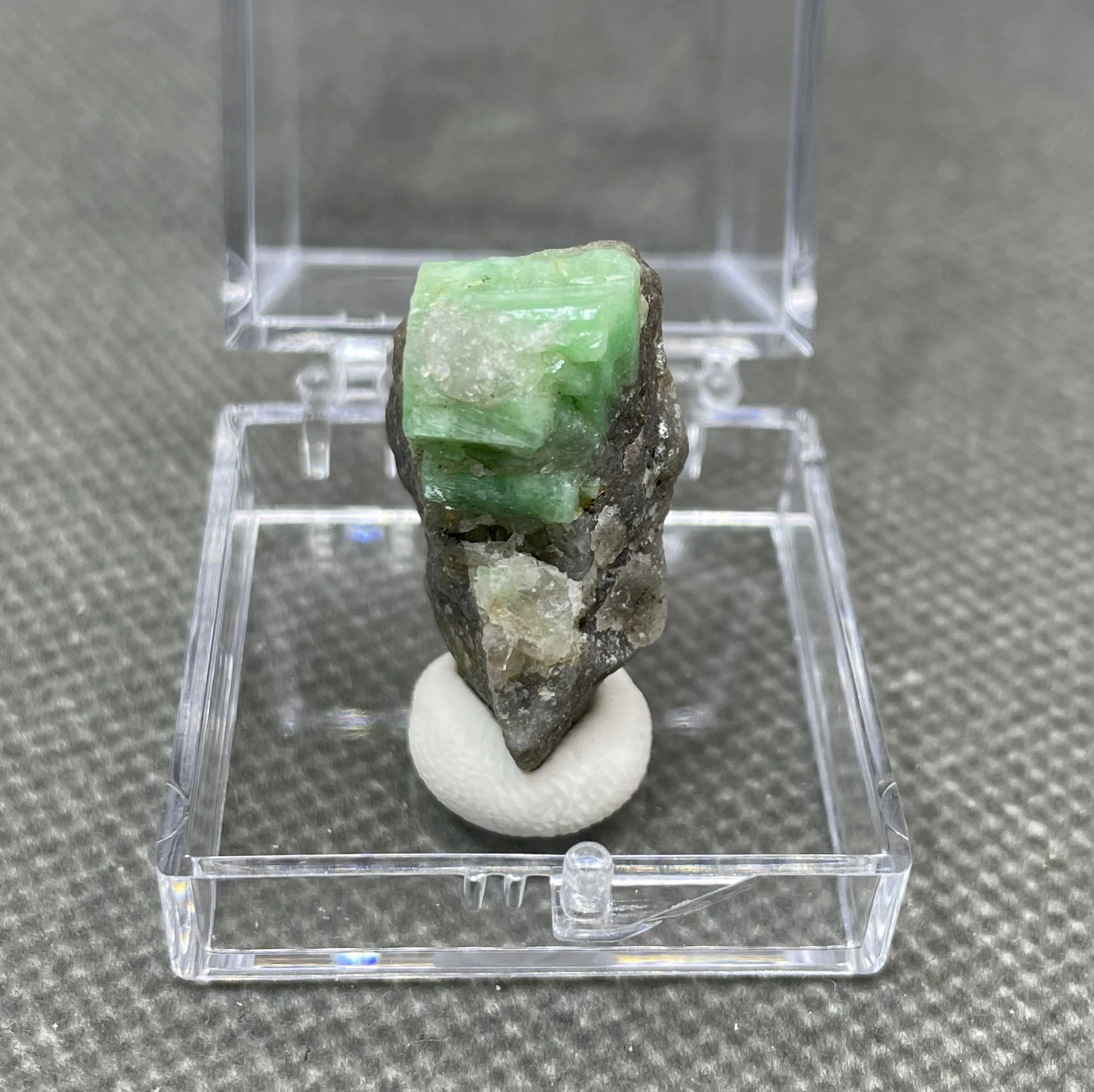 ЛУЧШИЙ! 100% натуральный зеленый изумруд минерал драгоценный камень образцы кристаллов драгоценного качества камни и кристаллы кристаллы кварца (размер коробки 3,4 см) 4
