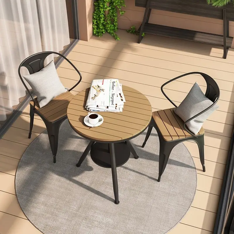  Наружные пластиковые деревянные столы и стулья для отдыха Популярные солнцезащитные балконы во дворе Водонепроницаемый стол и стул для проживания в семье