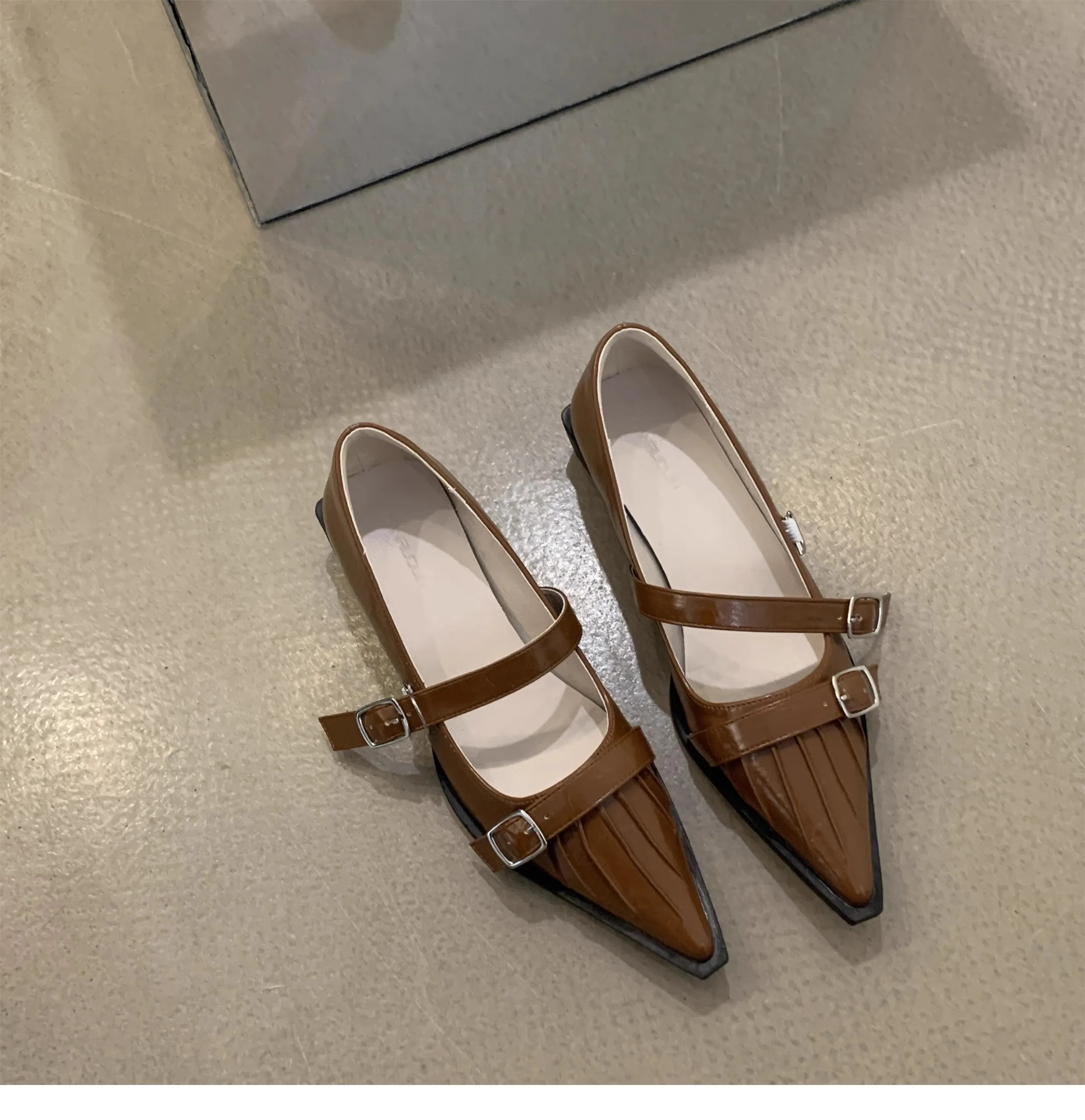  Осенние туфли с острым носком Женская обувь Мода с неглубокой пряжкой Женская элегантная кожаная обувь на низком каблуке в британском стиле 3