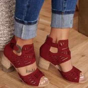 2023 Летние новые полые женские сандалии на квадратном каблуке Повседневные универсальные сандалии на высоком каблуке для женщин