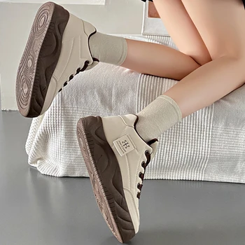 2024 Новые женские туфли для пап Плюшевые белые туфли Студенческие спортивные кроссовки на платформе с толстой подошвой Универсальные Zapatos para mujeres 3