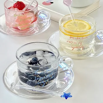 Korean Ins Стеклянная чашка и блюдце Набор с палочкой для смешивания Модные буквы Кофейная чашка Kawaii Cafe Послеобеденный чай Чашка Десертная тарелка