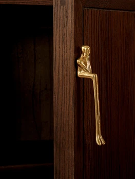 Латунная ручка, светлая роскошная дверца шкафа, ящик шкафа, современный минималистичный золотой шкаф, креативный злодей, длинная ручка. 3