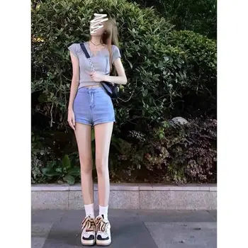 Летом горячая девушка в чистом стиле в гонконгском стиле ретро-шик cool salt носит костюм-двойку из маленьких женских джинсовых шорт
