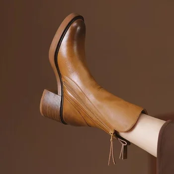 Осень и зима Новая женская обувь 2023 Универсальный стиль Ретро Гонконг Ботильоны Высокие каблуки Женские модные ботинки Резина 2